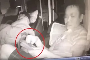 Tên trộm trả lại tiền cho người phụ nữ vì bị camera phát hiện