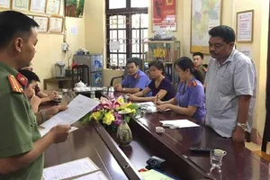 Phó giám đốc Sở yêu cầu cấp dưới nâng điểm cho con 