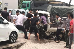 Đầu xe tải bẹp dúm sau cú tông trực diện vào ô tô