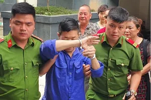 Hưng 'kính' liên tục che mặt khi phóng viên chụp ảnh