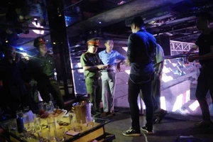 Cảnh sát ập vào quán bar, phát hiện cả kho 'bóng cười'