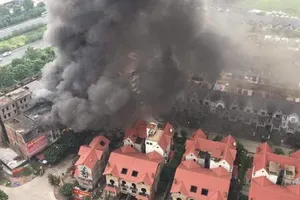 Cháy lớn ở Hà Nội, cột khói bốc cao hàng trăm mét
