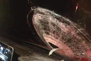 Ô tô bị ném đá vỡ kính trên cao tốc Hà Nội-Thái Nguyên