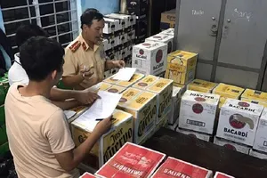 Chở 4.000 chai bia và rượu lậu, tài xế bỏ chạy khi gặp CSGT