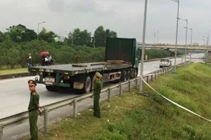 Dựng lại hiện trường vụ xe Innova đi lùi trên cao tốc