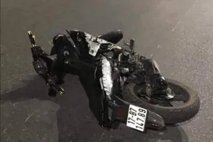 Xe máy tống 5 tông dải phân cách, 4 người chết