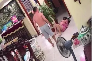 Mặc vợ ôm con nhỏ mới sinh, chồng đánh đập không thương tiếc
