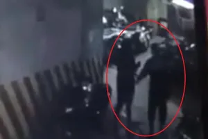 1 phụ nữ tố bị sàm sỡ tại tầng hầm chung cư ở Long Biên