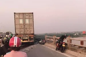 Tai nạn cầu Thanh Trì, nghi container húc rơi người xuống sông