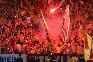 Khởi tố vụ đốt pháo sáng trên sân Hàng Đẫy