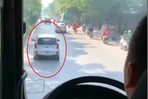 Quyết không nhường đường cho xe cứu hỏa vì… mở nhạc to