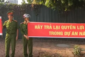 Nhóm công an về hưu căng băng rôn phản ứng dự án