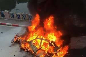 Nữ tài xế lái Mercedes gây tai nạn liên hoàn, xe cháy rụi