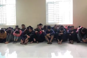 200 cảnh sát ập vào sới bạc có nhiều 'quý bà'