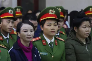 Ra đến tòa, mẹ nữ sinh giao gà ở Điện Biên vẫn chối tội