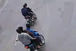 5 thiếu niên cầm dao bầu 'giương oai' trên phố ở Hà Nội