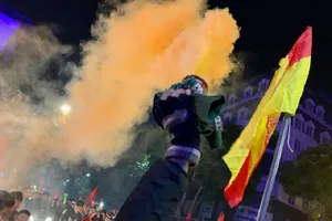 Đốt pháo sáng cổ vũ U-22 Việt Nam, 7 người bị đưa về đồn