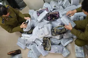 Lại phát hiện túi xách hàng hiệu siêu rẻ 30.000 đồng 