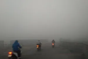 Sương mù dày đặc bất thường ở Hà Nội 