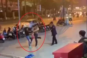 Nam bảo vệ đấm khách nữ túi bụi