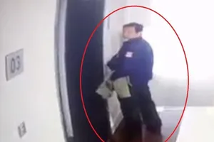 Người đàn ông tè bậy ngay tại chung cư cao cấp ở Hà Nội