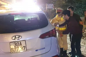 Tài xế có nồng độ cồn 'khủng', CSGT xử phạt kịch khung