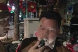 Bị thổi nồng độ cồn, tài xế ký loằng ngoằng vào biên bản