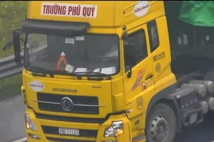 Lùi trên cao tốc 120km/h, tài xế đầu kéo bị phạt 17 triệu đồng