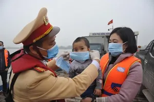 CSGT đến bến phà phát khẩu trang cho người dân