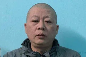 Người đàn ông dùng điếu cày đánh gãy tay công nhân quét rác