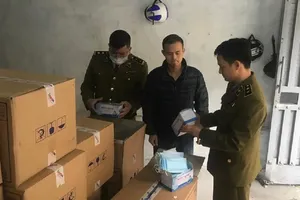 Nam thanh niên Trung Quốc sang VN gom khẩu trang số lượng lớn