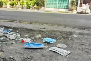 Dịch COVID-19: Bộ Y tế đề nghị phạt nếu vứt khẩu trang bừa bãi
