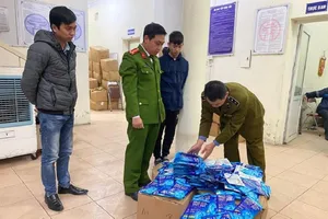 Cảnh sát thu giữ lô thẻ đeo có thể 'tiêu diệt COVID-19'