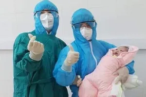 Sản phụ đang cách ly COVID-19 sinh con thành công