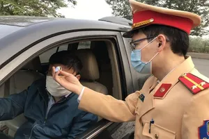 Dân đến Cục CSGT làm việc phải kiểm tra thân nhiệt