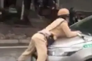 Tài xế taxi tông trung úy CSGT văng lên nắp capo