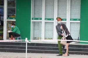 Tòa nhà bị phong tỏa vì COVID-19, cô gái khóc lóc đòi rời khỏi