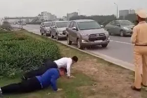 Phê bình CSGT cho tài xế chống đẩy vì không đeo khẩu trang