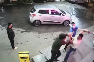 Nhân viên bệnh viện bị hành hung vì nhắc đeo khẩu trang