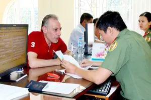 Bộ Công an gỡ khó cho người nước ngoài ở Việt Nam vì COVID-19