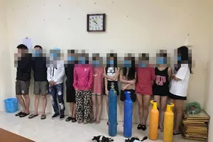 Bất chấp lệnh cấm, quán karaoke cho 11 nam nữ vào bay lắc