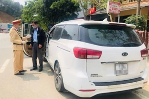 Nam tài xế bị CSGT phát hiện chở khách giữa đại dịch COVID-19, Ảnh: C08