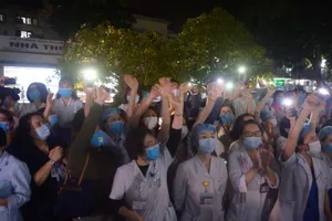 Nhân viên y tế BV Bạch Mai vui mừng khi 14 ngày "nội bất xuất, ngoại bất nhập" đã kết thúc