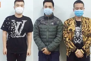 Khởi tố 3 thanh niên nhậu giữa dịch COVID-19, đấm cả công an. Ảnh: CACC