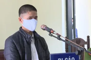 Bị 12 tháng tù vì không đeo khẩu trang còn lăng mạ công an