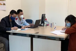 Chủ cửa hàng hoa làm việc với cơ quan chức năng. Ảnh: Sở TT&TT TP Hà Nội