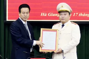 Tân giám đốc Công an tỉnh Hà Giang Phan Huy Ngọc (phải). Ảnh: Báo Hà Giang