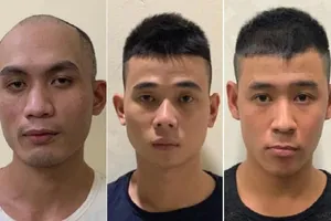 Bị dừng xe, 3 thanh niên tông thẳng vào công an