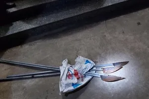 2 thanh niên xăm trổ cầm 4 con dao phóng lợn qua chốt COVID-19