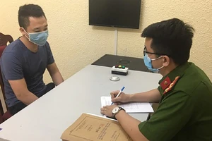 Tống tiền nạn nhân bằng clip 'nóng' trong điện thoại